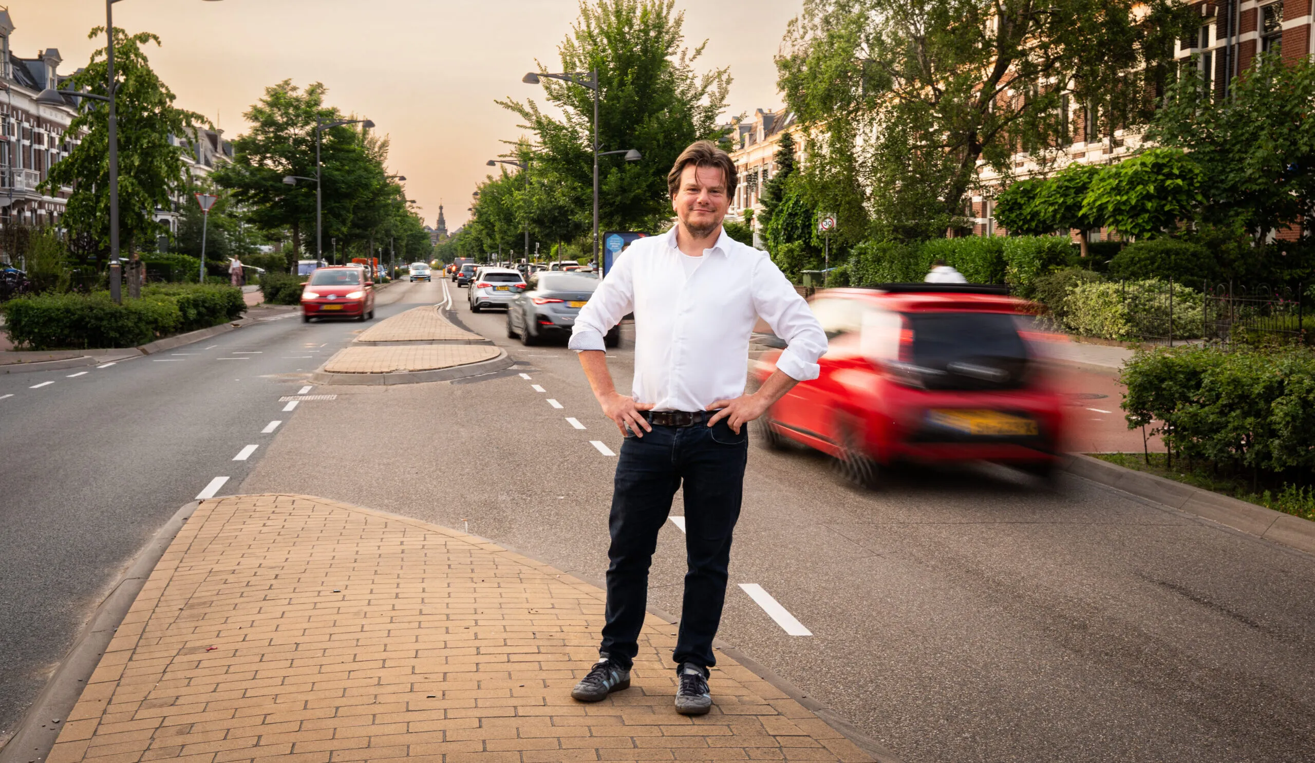 Marcel staat op de Sint Annastraat.