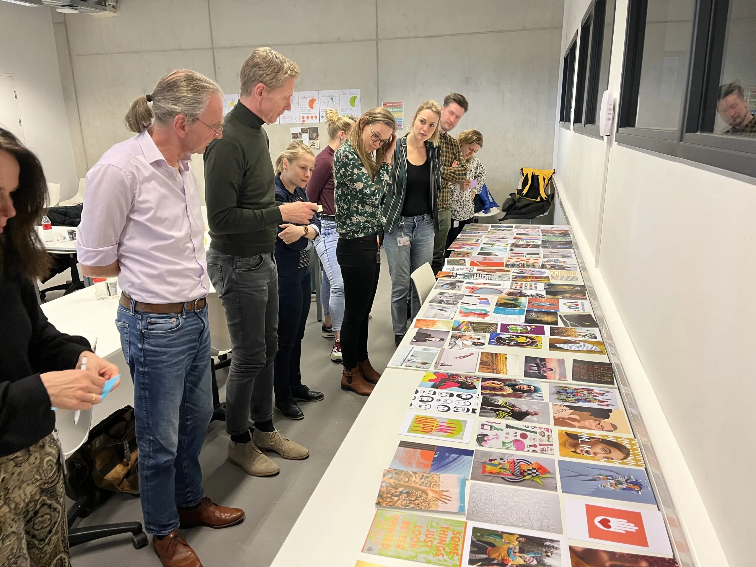 Twee studenten overleggen lachend aan tafel tijdens de co-creatie sessie.