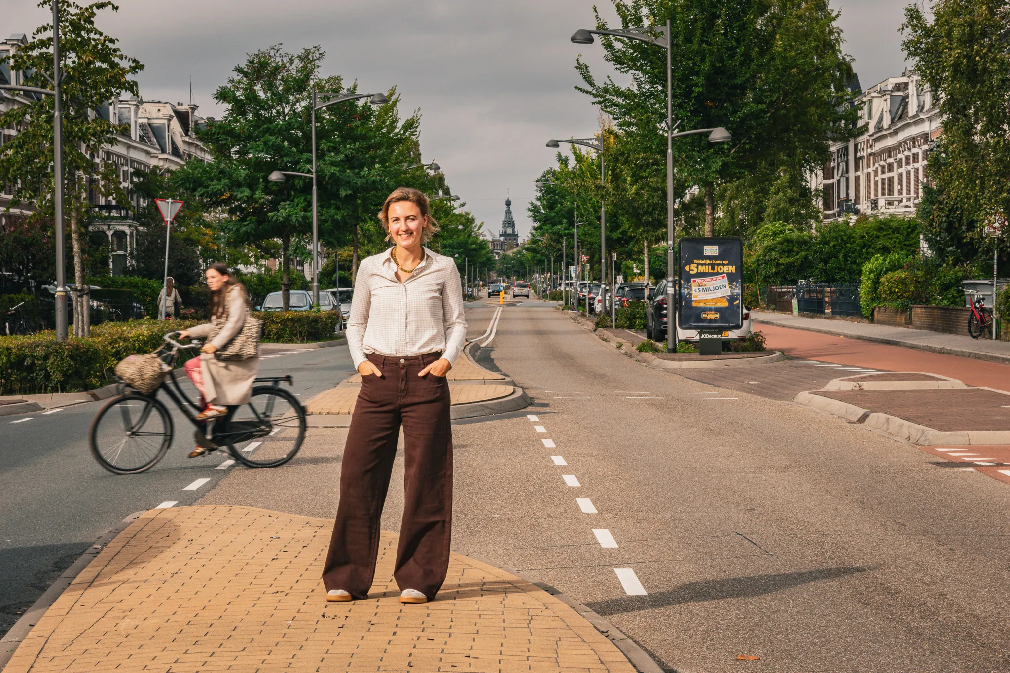 Michelle staat op de Sint Annastraat.