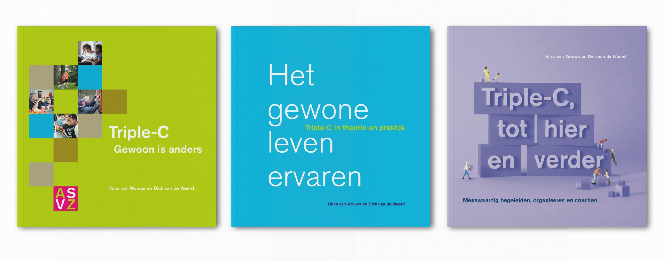 Drie boeken van Triple C met de titels 'Gewoon is anders', 'Het gewone leven ervaren' en 'Triple-C tot hier en verder'