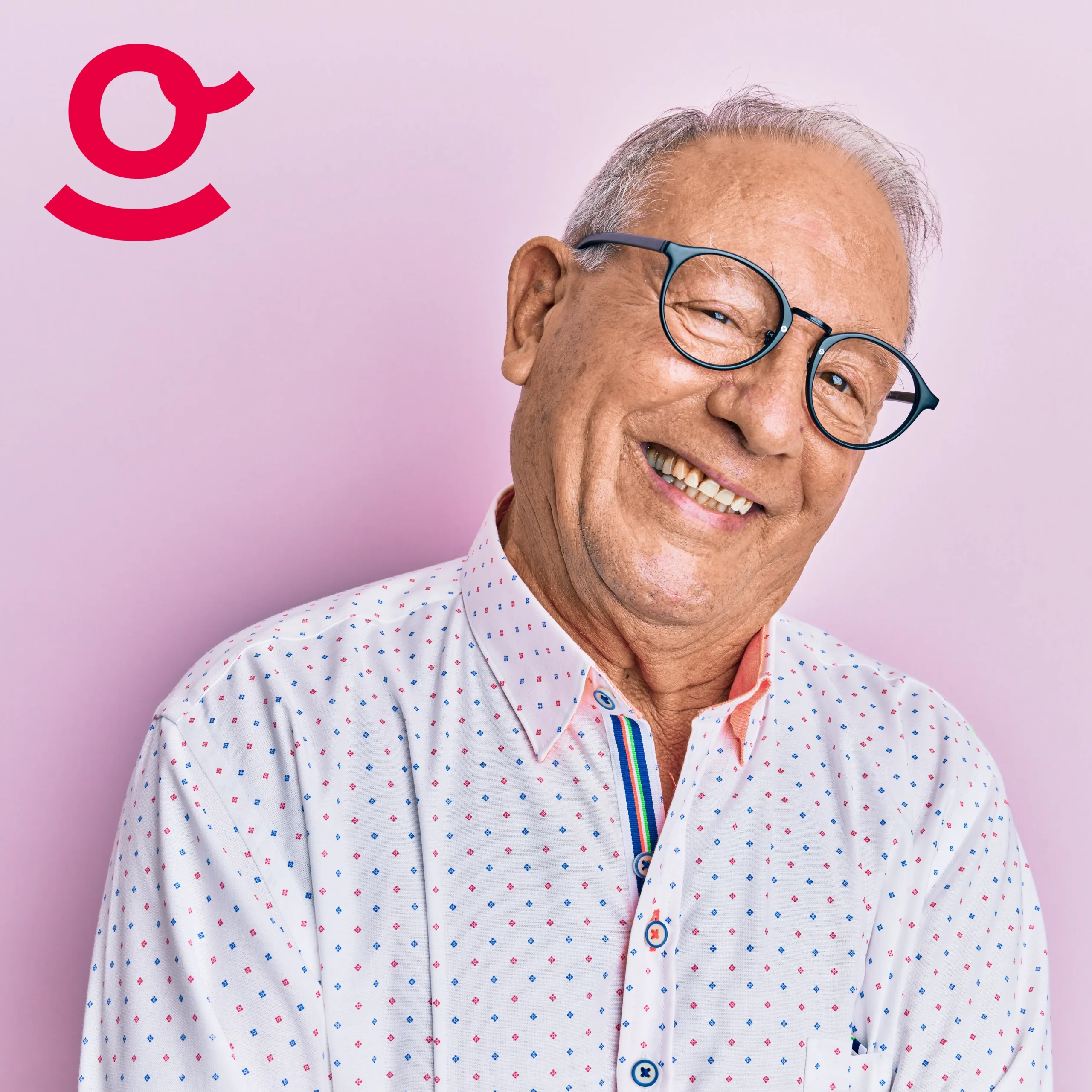 Lachende man tegen roze achtergrond met Nonna logo in de bovenhoek.