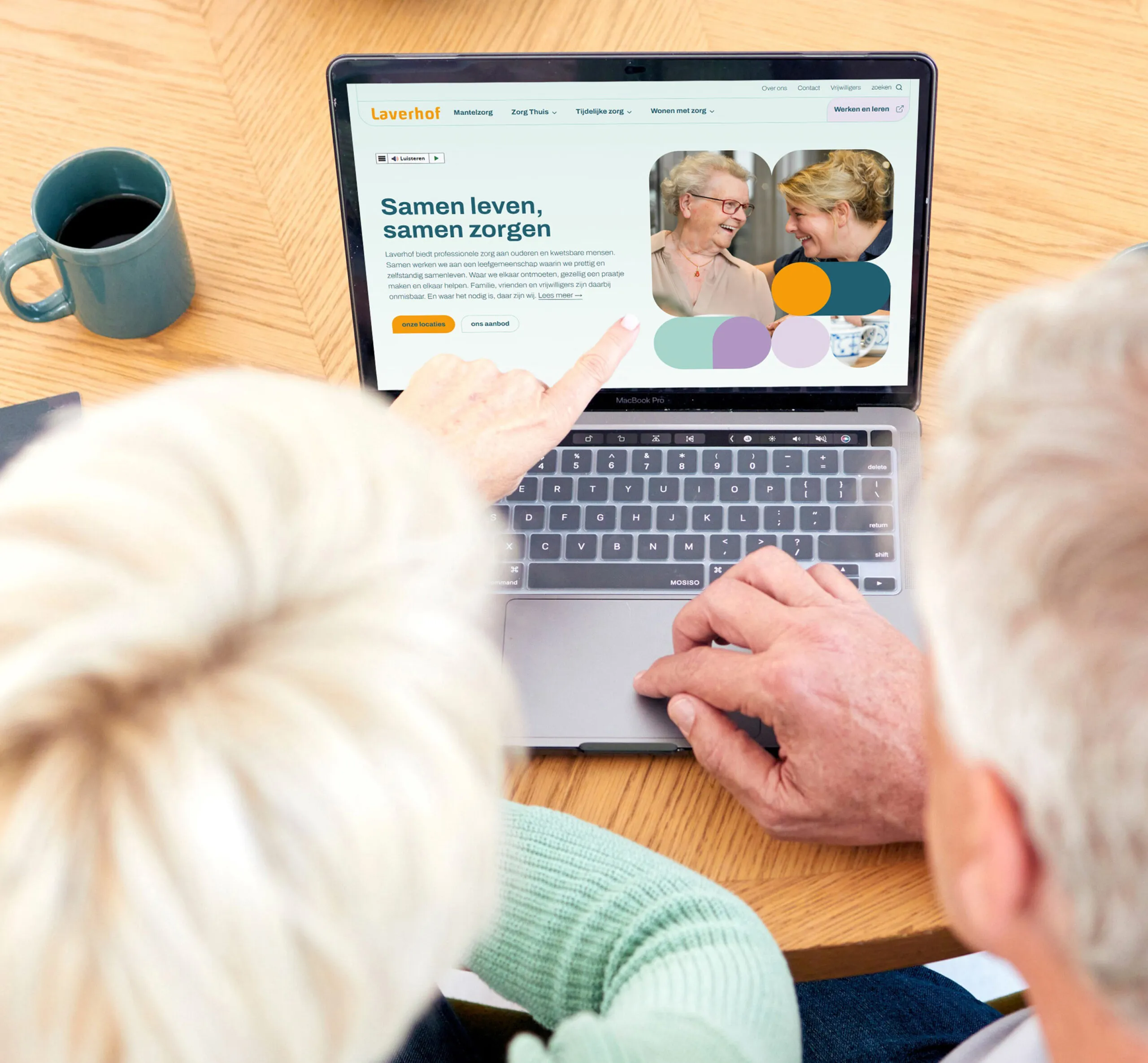 Ouderen kijken naar Laverhof website op een laptop scherm