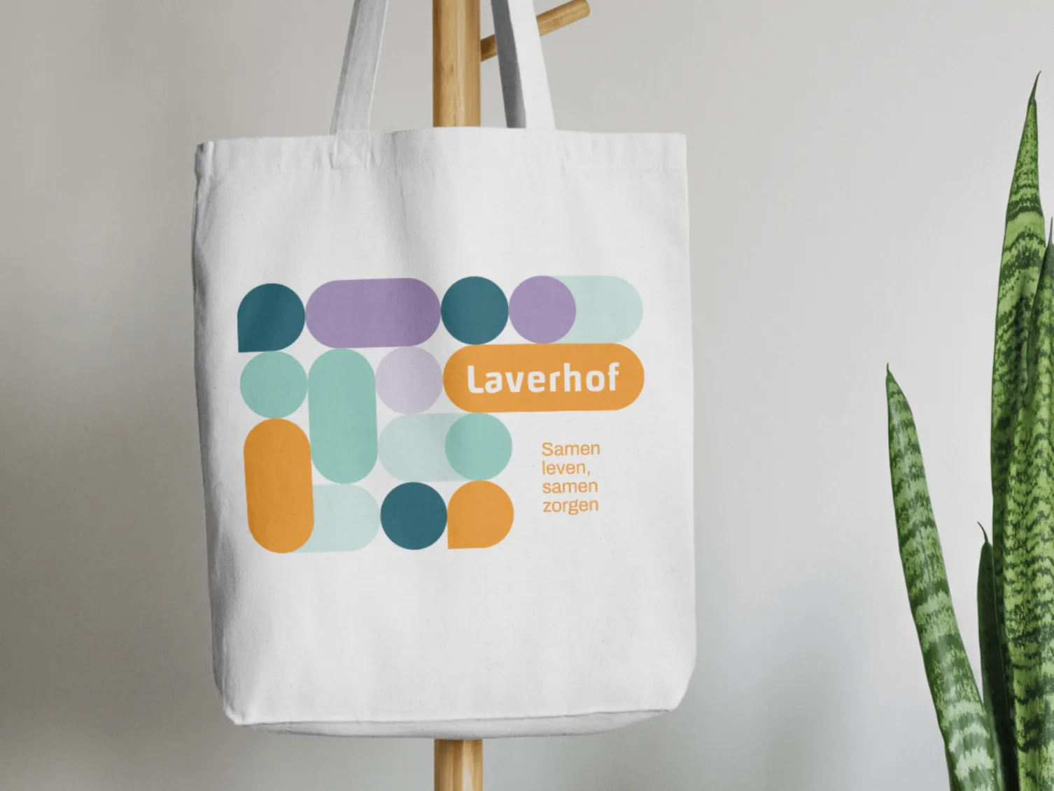 Tas aan kapstok met Laverhof huisstijlelementen