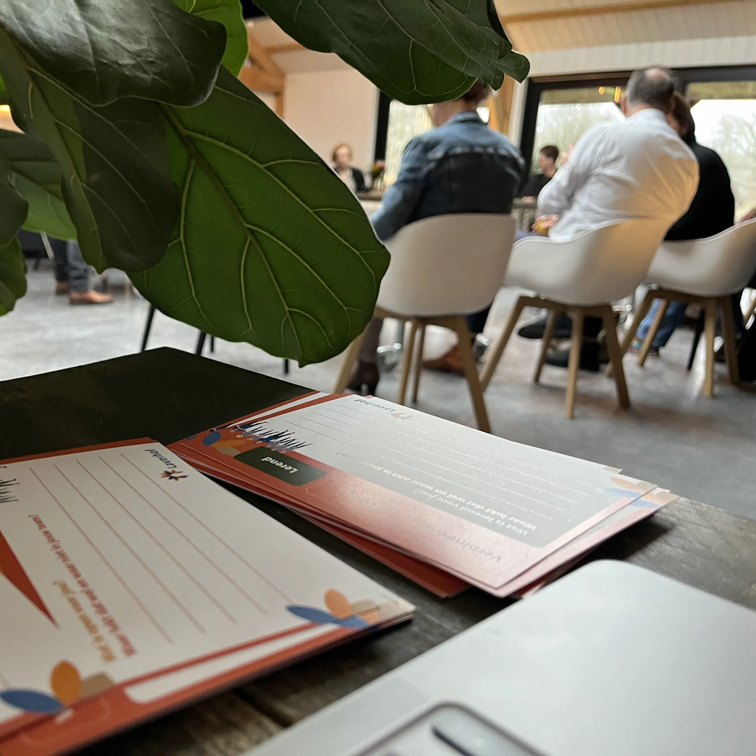 Werkvormen in de voorgrond en deelnemers aan de sessie in de achtergrond