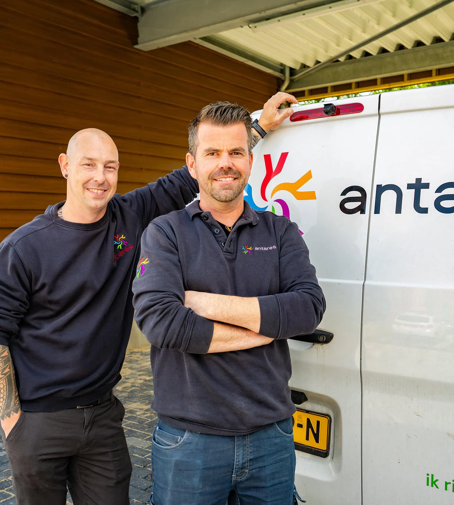 Twee mannen bij een bus van Antares